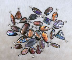 จี้อัญมณีลาบราดอไรต์สีม่วงหลายชิ้นสร้อยคอลาบราดอไรต์สีม่วงขายส่งสำหรับขายปลีก - Product Image 5