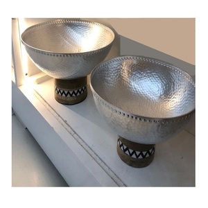 Bol décoratif martelé en aluminium avec support en bois Bol de service alimentaire de forme ronde fait à la main au prix le plus bas - Product Image 1