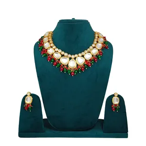 Ensemble Kundan rouge et vert avec boucles d'oreilles plaquées or, bijoux fins ornés de perles et de diamants pour mariages, fêtes, cadeaux, en laiton - Product Image 1