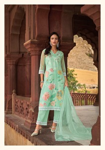 Nueva colección de kurtis bordados y hechos a mano con tela de organza, con encaje y estampado para venta al por mayor. - Product Image 6