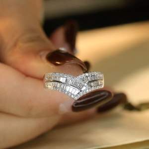 แหวนเงินแท้ S925 ชุบทอง ดีไซน์ทันสมัย ทรงเจ้าหญิง สี่เหลี่ยมผืนผ้า รูปตัววี ประดับมอสซาไนต์ทรงเหลี่ยมมรกต รับรองโดย GRA ระยิบระยับดุจแม่น้ำดวงดาว - Product Image 1