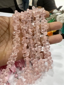 Lágrimas facetadas de Briolette de cuarzo rosa natural, tamaño de hebra de 8 pulgadas, 5 a 7mm, aproximadamente, cuentas de Briolette de gota de lágrima de cuarzo rosa