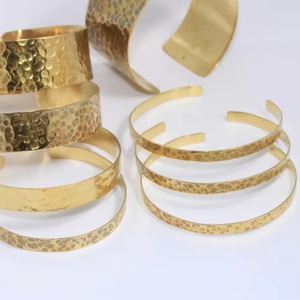 Brazalete ancho de diseñador floral de latón puro 100% hecho a mano, brazalete ajustable, Regalo para mamá - Product Image 1