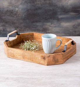 Plateau de service en bois rustique avec poignées en métal noir Plateau élégant et fonctionnel pour servir des boissons ou organiser des articles pour la maison - Product Image 4