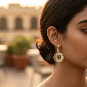 Boucles d'oreilles clous carrées en argent 925 avec péridot et perle/diamant, design géométrique tendance pour mariage, fête et cadeau - Product Image 3