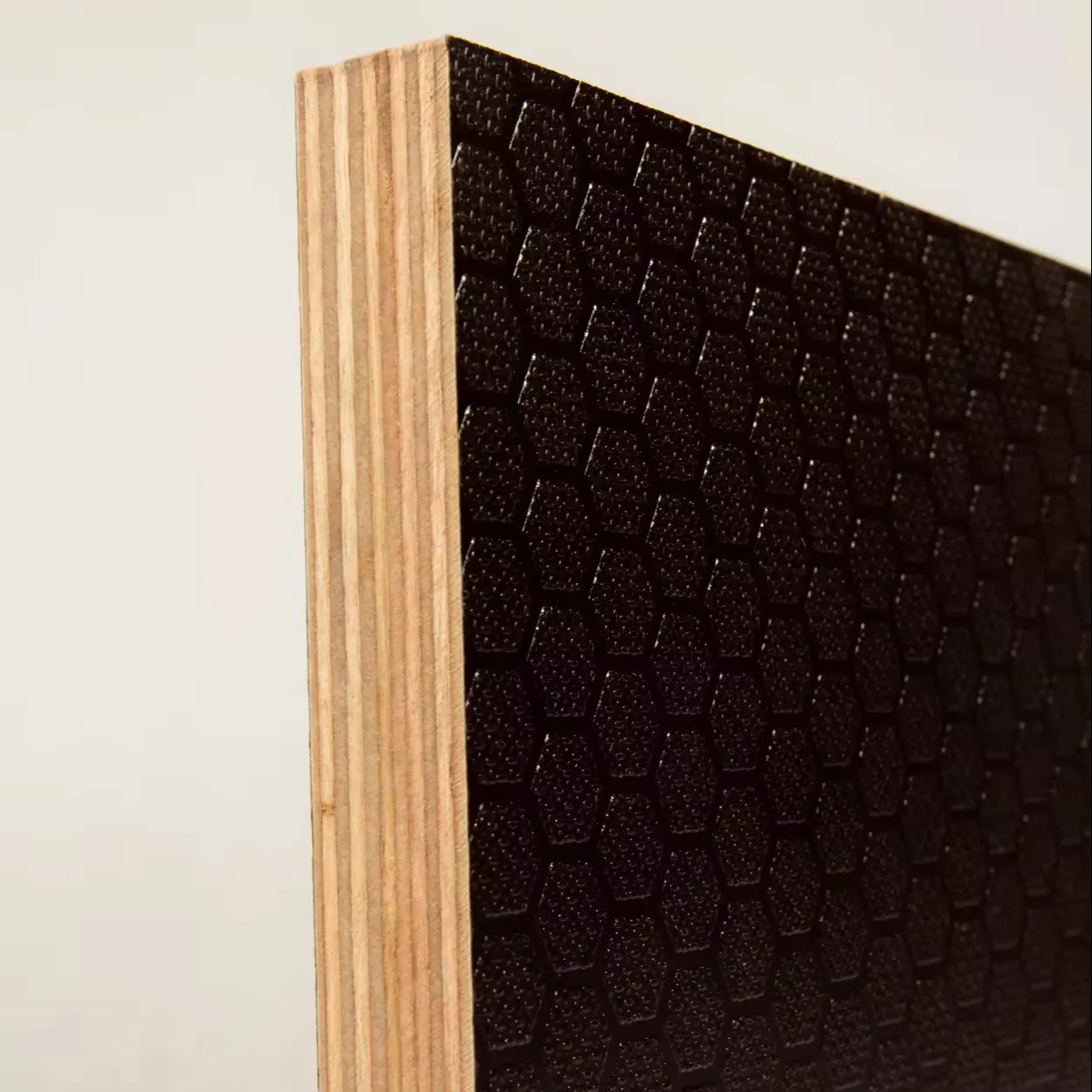 ألواح خشبية خشبية بنية اللون مقاومة للماء بتصميم أسود سداسي اللون مضاد للانزلاق لأرضية السيارات والأرضيات التجارية