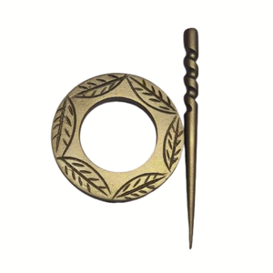 Fermeture de châle en bois lisse qui maintient les châles en place en douceur, idéale pour les tricots faits main, les cache-cou et les looks superposés - Product Image 1