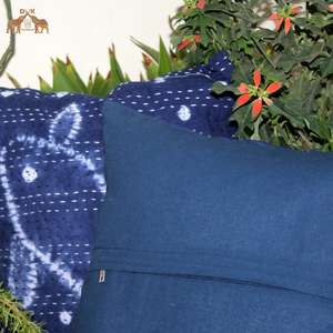 Housse de coussin carrée vintage indienne Kantha en coton imprimé à la main avec motif animal, tie-dye et shibori indigo - Product Image 6