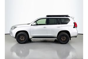 Toyota Land Cruiser Prado 2022, SUV con Caja de Cambios Manual, Tracción en las Cuatro Ruedas, Asientos de Cuero, Motor de 8L, Neumáticos R20, Entrega Inmediata - Product Image 4