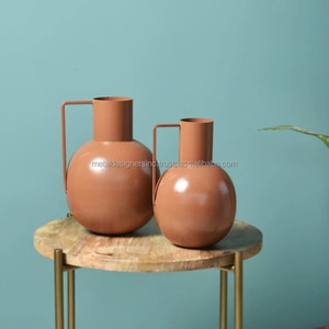 Ensemble de 2 vases vintage en métal brun avec poignée pour décoration de la maison pour chambre à coucher, salon, bureau ou mariage - Product Image 1