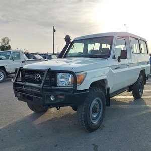 Camionetas Land Cruiser 4x4 de Moda, Volante a la Derecha, Excelente Estado - Product Image 1