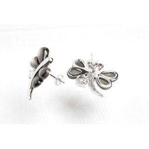Pendientes Pequeños con Forma de Libélula - Latón Chapado en Rodio y Oro con Detalles de Circonita y Diamantes - Product Image 2