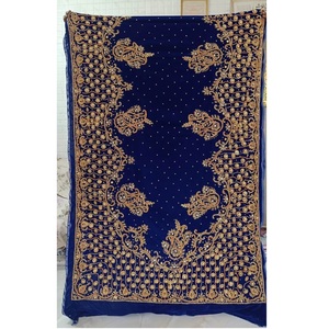 Robe longue traditionnelle africaine perlée de haute qualité pour les célébrations spéciales disponibles pour la quantité en vrac - Product Image 1