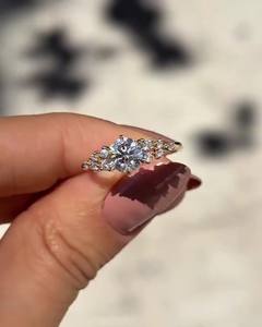 Anillo de compromiso vintage con moissanita de corte redondo de 7.5 mm, chapado en oro blanco, con incrustaciones ornamentales, joyería fina para mujer, venta al por mayor - Product Image 2