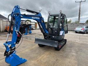 Excavadora Hidráulica Azul R32 Pro con Cucharón para Uso en Construcción - Product Image 4