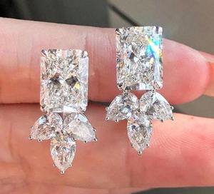 Boucles d'oreilles pendantes en argent serties de moissanite certifiée SGL, clarté VVS-VS, coupe radiante, sertissage tendance, pour mariages et anniversaires - Product Image 1