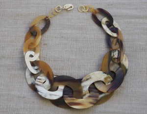 Collar de Lujo Hecho a Mano con Cuerno de Búfalo, Joyería Natural y Sostenible para Mujer, Alta Calidad - Product Image 1