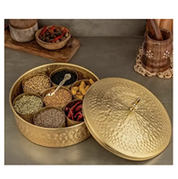 Boîte à épices en laiton taille personnalisée et avec couvercle gravé de fleurs et 7 conteneurs produit de qualité supérieure personnalisé