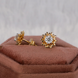 Pendientes de diamantes de oro de 10KT personalizados con forma de flor de diamante cultivado en laboratorio de corte redondo para mujer con nuevo diseño personalizado de moda - Product Image 4