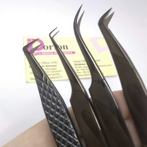 Pince à cils en acier inoxydable au plasma noir finition brillante C incurvée 45 degrés Logo personnalisé pointe en fibre antistatique méga volume - Product Image 1