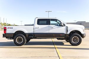 Ford F-350 Super Duty King Ranch Crew Cab 4x4 Power Stroke Turbodiesel 2024 d'occasion en bon état, peinture bicolore, système de suspension - Product Image 3