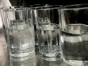 Verre à whisky en borosilicate soufflé à la main de 280ml pour cadeaux d'affaires Koi Design par Faizacraft - Product Image 3