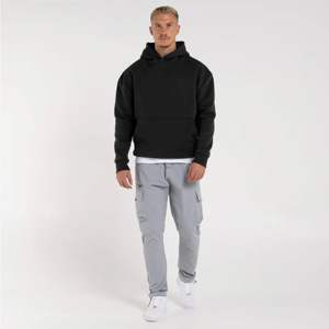 Sweat à capuche en molleton à couleurs personnalisées pour hommes-Cordons de serrage de coupe régulière avec poches Kanga imprimées tonales sur la poitrine et le dos pour une tenue décontractée d'hiver - Product Image 1
