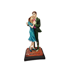 Estatua de pareja romántica de resina hecha a mano de estilo moderno para amor para oficina, hogar, estantería, decoración, Día de San Valentín, cumpleaños - Product Image 1
