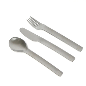 Durable y de alta calidad con un diseño único de borde triangular y un acabado brillante o mate, perfecto para cualquier ambiente de comedor. - Product Image 4