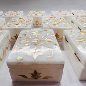Hermosa Caja de Almacenamiento de Joyas y Frutos Secos de Mármol Blanco Puro con Incrustaciones Doradas de Nácar, Diseño Indio - Product Image 1