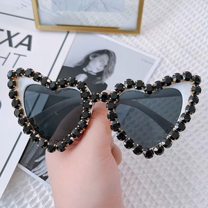 Gafas de sol de fiesta de metal y cristal con diamantes de imitación que elevan instantáneamente cualquier atuendo con un toque elegante y de alta costura. - Product Image 1