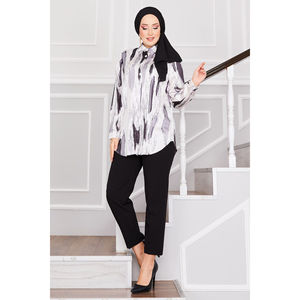 Túnica Modest con Estampado de Satén Negro - Product Image 1