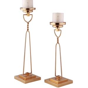Ensemble de 2 bougeoirs décoratifs en métal plaqué or pour Noël pour la décoration de la maison - Product Image 1