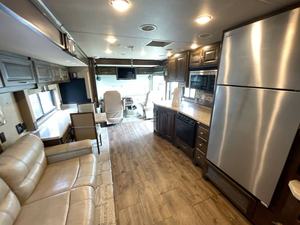 RUSH Remolque de Viaje Usado Tiffin Allegro 32SA 2018, Directo de Fábrica, Caravana Móvil - Product Image 4