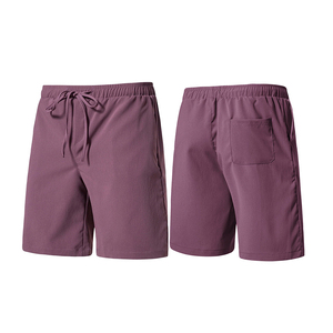 Pantalones cortos deportivos para hombres hechos de poliéster 100% con tela transpirable y de secado rápido ideal para el fitness de verano - Product Image 3