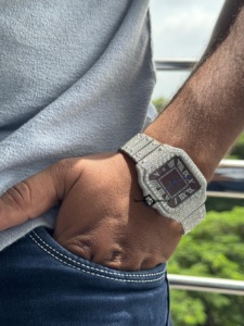 Montre Moissanite de luxe pour hommes avec bracelet carré en or Affichage analogique Mouvement japonais Diamant Moissanite - Product Image 3