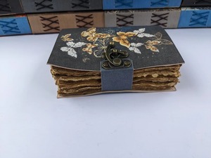 หนังสือคาถา A5วินเทจทำด้วยมือพร้อมโลโก้ที่กำหนดเองปกนุ่มปกหนังเกลียวจัดระเบียบวารสารโรงเรียนไดอารี่กล่องของขวัญ - Product Image 3