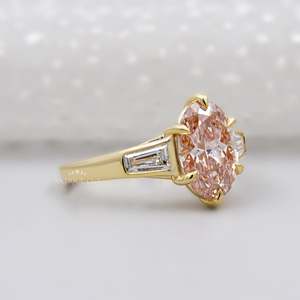 แหวนเพชรรูปไข่สีชมพูสังเคราะห์ประดับด้วยสามเม็ด - Product Image 2
