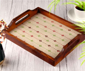 Grand plateau de service rustique en bois fait main avec impression à la main décorative unique Plateaux de service élégants et au design unique - Product Image 1