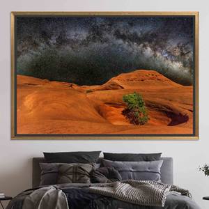 Impression sur toile de vue nocturne sur le désert : Art décoratif élégant et moderne, toile encadrée dorée - Product Image 1