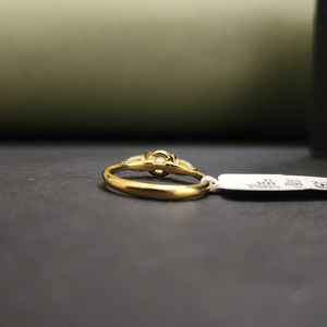 Elegante Anillo de Compromiso con Tres Piedras Redondas y en Forma de Pera de Moissanita en Plata de Ley 925 con Engaste Pavé, Certificado IGI, Estilo Moderno - Product Image 4