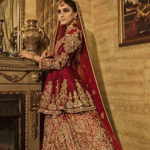 2025 @ Belle broderie lourde sur robe de mariée Peplum, Lehenga & Dupatta avec perles Dabka ornées de perles de verre en pierre - Product Image 1