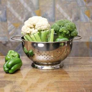 Colador de acero inoxidable de primera calidad con asas de fácil agarre diseñado para un drenaje eficiente y un uso cómodo en la cocina - Product Image 3