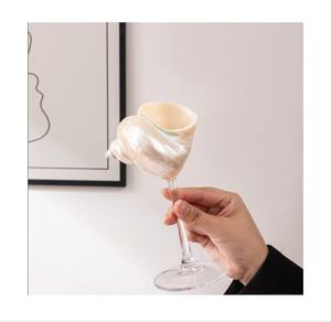 Verre à vin à base de coquillage conçu pour les dégustations de vin et les restaurants à thème nautique - Product Image 1