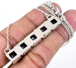 Colgante de Plata de Ley 925 con Baño de Rodio y Granate, Diseño Clásico, el Regalo Perfecto para Aniversario - Product Image 3