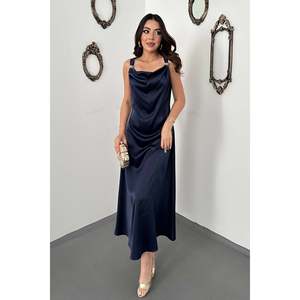 Vestido de satén azul marino con cuello en V y hombros con hebillas - Azul marino - Product Image 2