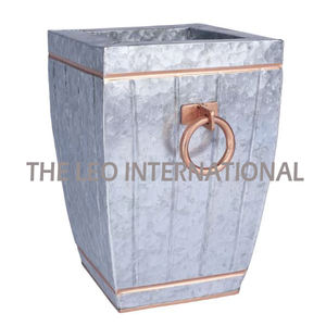 Juego de 3 Jarrones de Flores de Hierro Costero Plateados, de Aluminio Pulido Brillante de Excelente Calidad, con Forma Única - Product Image 3