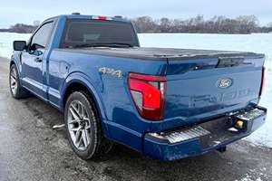 Ford F-150 XL 4x4 2024, poco usado, de gran valor, motor Coyote V8, supercargador Whipple, tracción en las cuatro ruedas, azul metálico Atlas - Product Image 2