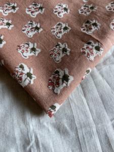 Tela de Algodón Estampada a Mano con Diseño Floral Rosa Polvoriento, Diseño Indo-Europeo Vintage - Product Image 2