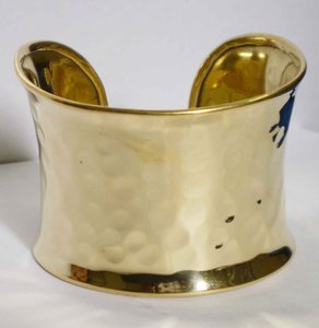 กำไลข้อมือทองแดงชุบทองหรูหราสำหรับผู้หญิง ดีไซน์ลายตอกแบบไม่ซ้ำใคร ขอบกว้างทรงบาน สร้อยข้อมือโลหะแข็งแรง สง่างาม - Product Image 3